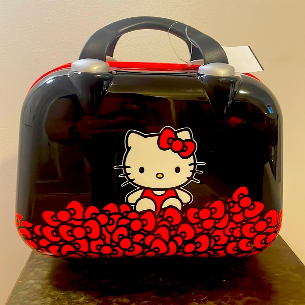 🖤NWT Hello Kitty travel case